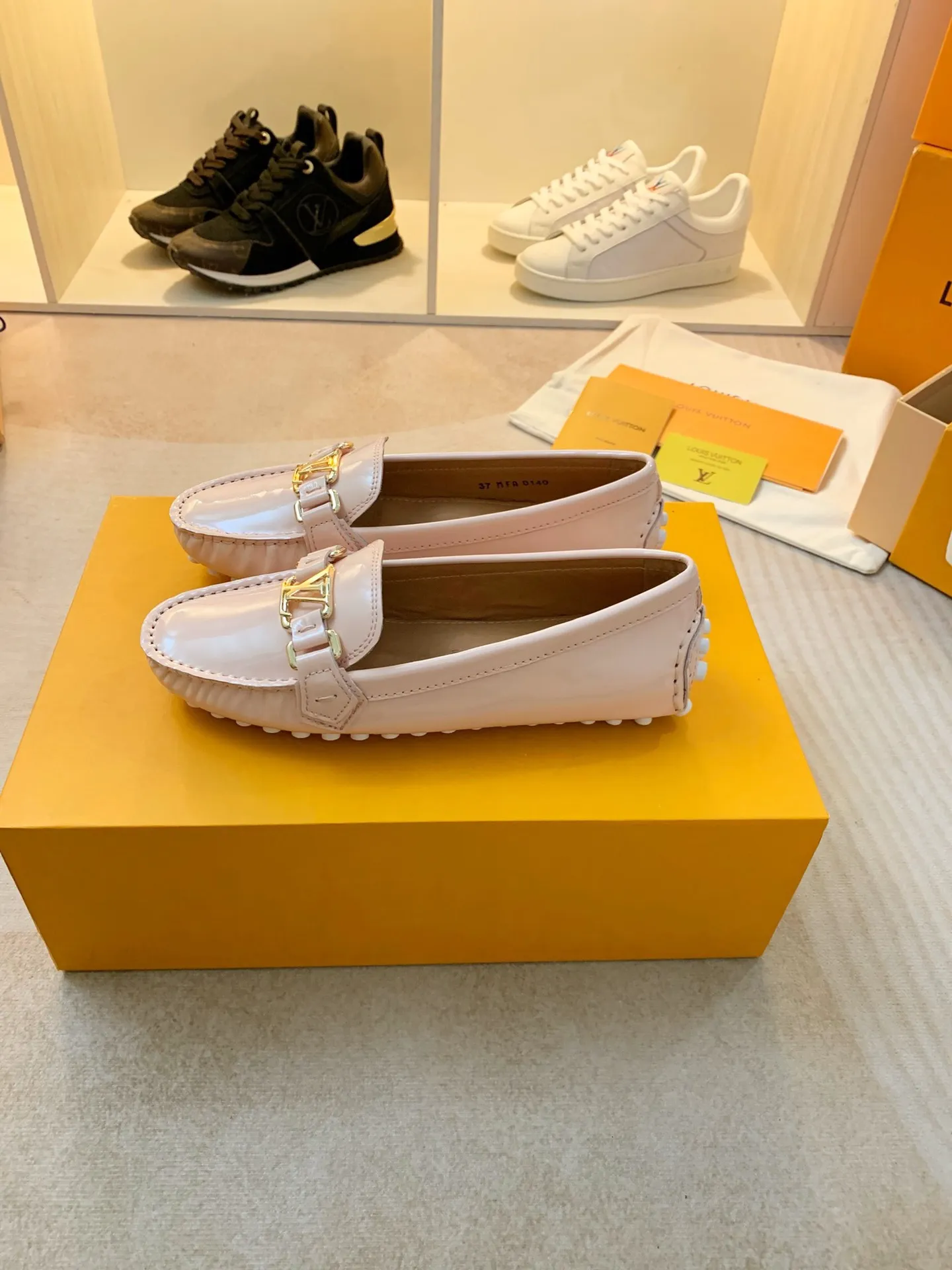 p460💰Couple model❤️🇫🇷 𝙇𝙤𝙪𝙞𝙨 𝙑𝙪𝙞𝙩𝙩𝙤𝙣 🇫🇷Louis Vuitton 2023 Classic𝓛𝓿 𝓣𝓻𝓪𝓲𝓷𝓮𝓻 Sports Series ➪➪➪¯ [Arizona Doudou Shoes Series] ▪️▪️▪️Arizona slip-on shoes are made of Monogram Eclipse canvas. Its hand-painted and dyed edges and hand-sewn uppers fully demonstrate Louis Vuitton's traditional shoemaking craftsmanship. This slip-on shoe is very lightweight. The integrated tongue and upper make it particularly comfortable and flexible. The soft outsole is equipped with rubber padding. Decorated with matching sash. Detailed features: ☑️Monogram Eclipse canvas ☑️Black Eclipse pattern ☑️Hand-painted shoe edges ☑️Hand-sewn uppers (each pair takes time to process) ☑️Integrated tongue and upper construction ☑️Outsole equipped with rubber lining ☑️size: 35_46